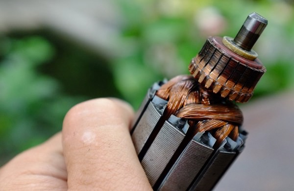 Máy khoan pin bị đánh lửa do mòn cổ góp