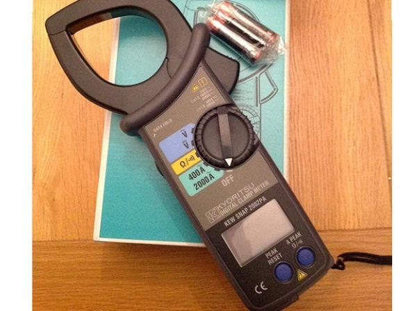 Dùng ampe kìm đo điện áp