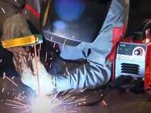 Máy hàn Weldcom 180 sử dụng công nghệ IGBT tiết kiệm điện