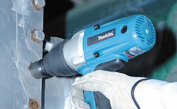 Máy vặn bu lông chạy điện Makita TW0200 hoạt động công suất 380W