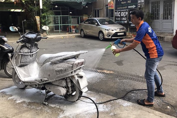 rửa xe bằng nước rửa bát