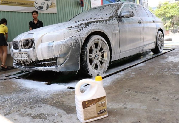 rửa xe bằng nước rửa chén