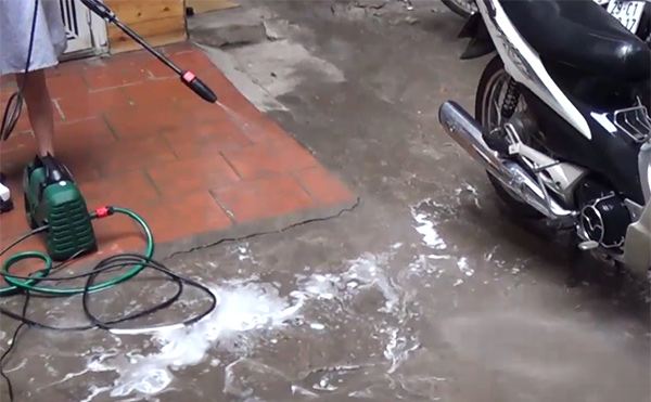 Bosch Easy Aquatak AQT 120 với đầu phun xoáy