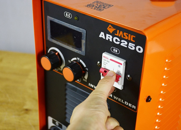 Máy hàn Jasic ARC 250 có bảng điều khiển dễ sử dụng