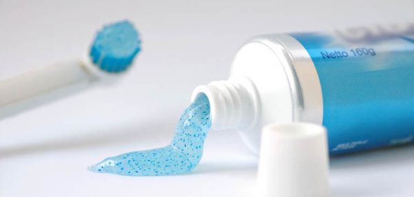 Làm sạch kính nhà tắm bằng kem đánh răng