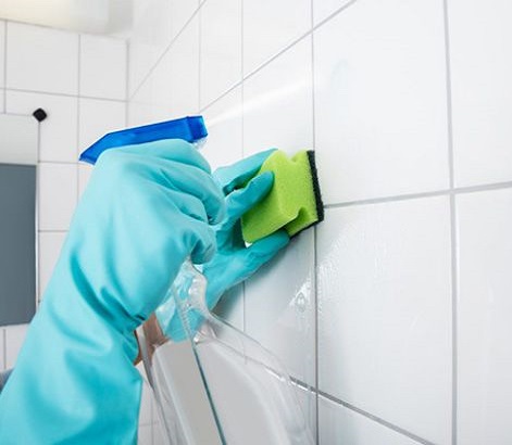 cách làm sạch gạch ốp tường nhà tắm