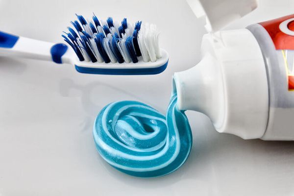 Cách làm sạch bằng kem đánh răng