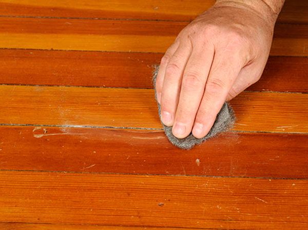 Chú ý làm sạch bề mặt gỗ trước khi sơn