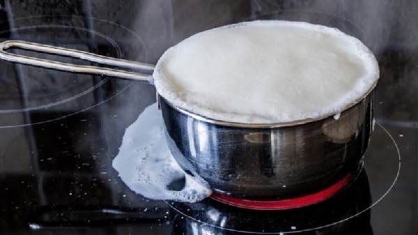 Khi thức ăn bị trào ra bếp khi nấu bạn buộc phải lau ngay để tránh bếp bị chập mạch