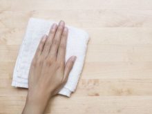 Cách vệ sinh cửa gỗ