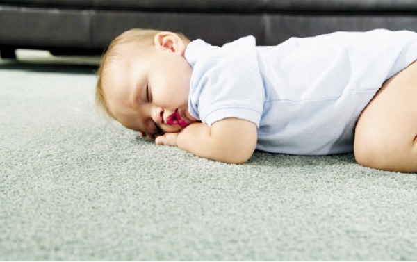 Một chiếc thảm trải sàn sạch sẽ là nơi vui chơi đảm bảo sức khỏe cho con trẻ