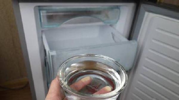 Đặt nước vào tủ lạnh để kiểm tra mùi tủ