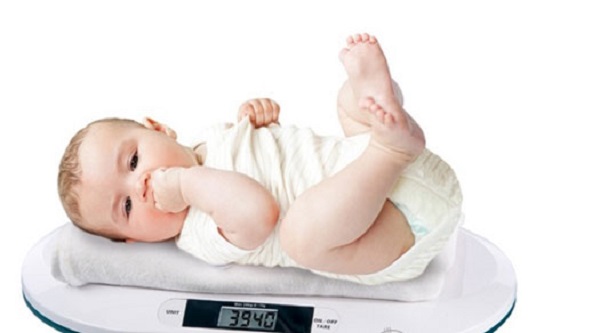 Cách đo cân nặng chuẩn nhất cho bé