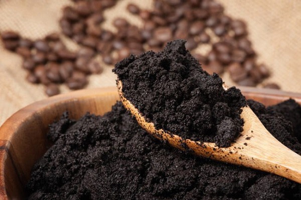 Sử dụng bã cà phê để tăng độ chua của đất