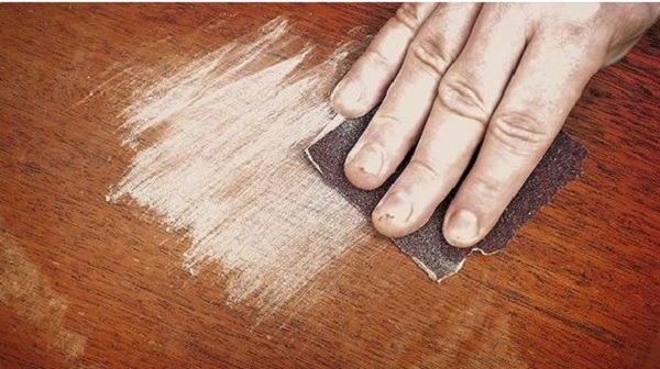 Không nên lau chùi quá mạnh bề mặt bàn ghế gỗ