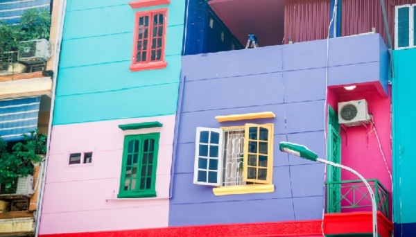 Ngôi nhà được sơn phối hợp nhiều màu sắc thu hút mọi ánh nhìn