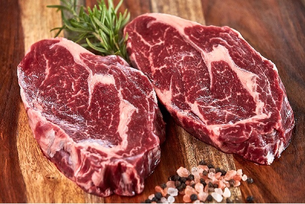 Thịt bò tươi có màu đỏ sẫm đặc trưng.