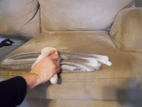 Cách vệ sinh sofa vải với xà phòng