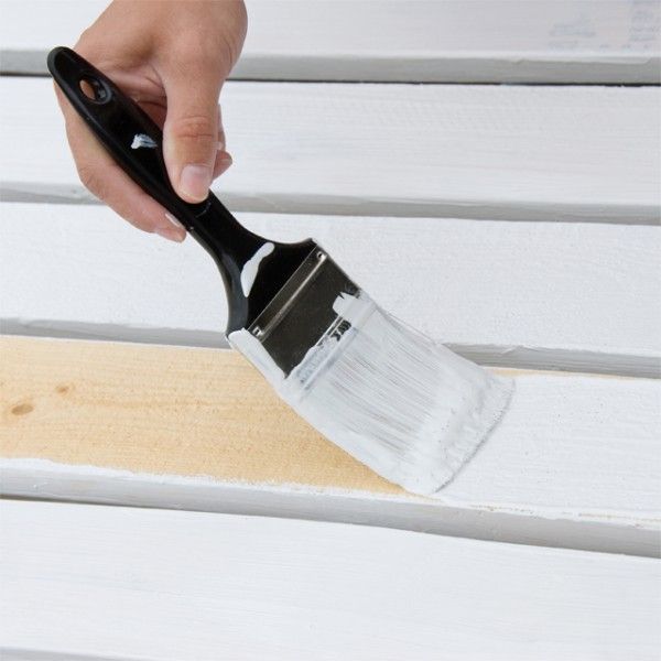 Tiến hành sơn lại bàn ghế gỗ