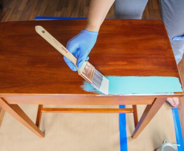 Cách sơn lại bàn học