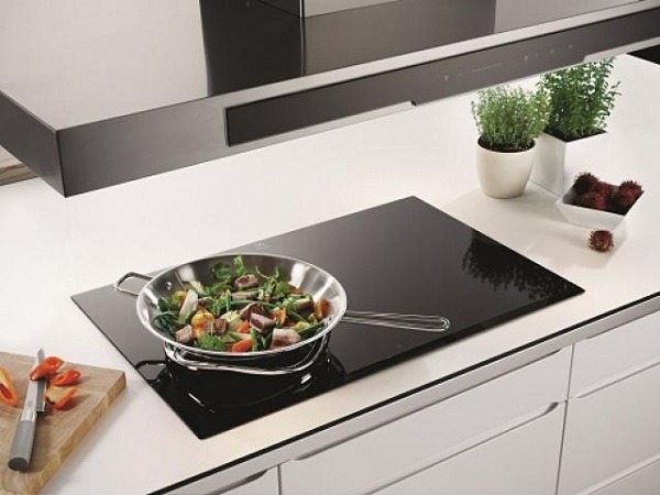 Khoảng cách đặt bếp phù hợp sẽ giúp bạn sử dụng bếp từ dễ dàng và an toàn hơn