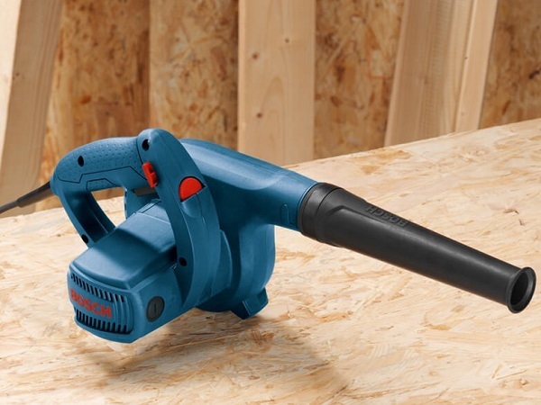 Dùng máy thổi bụi giúp tiết kiệm thời gian lau dọn đồ gỗ