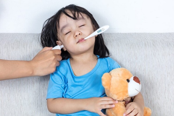 Các bước đo nhiệt độ tai cho trẻ