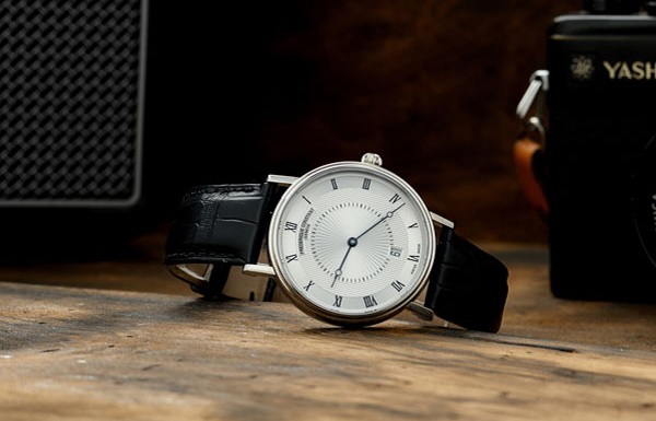 Đồng hồ đeo tay phù hợp cho cả thầy và cô giáo