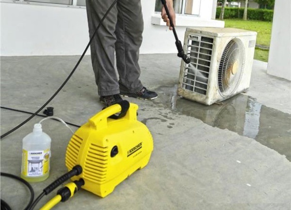 Sử dụng máy rửa xe mini để vệ sinh điều hòa