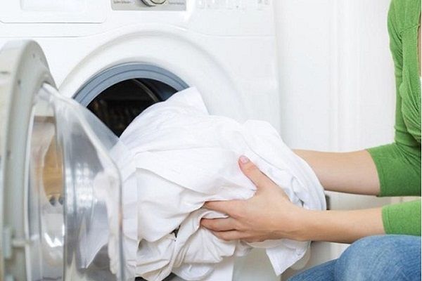 Cách khử mùi hôi phòng ngủ bằng cách giặt giũ quần áo