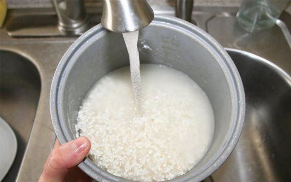 Lưu ý tỷ lệ giữa lượng nước và gạo khi nấu