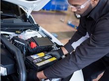 thay ắc quy ô tô