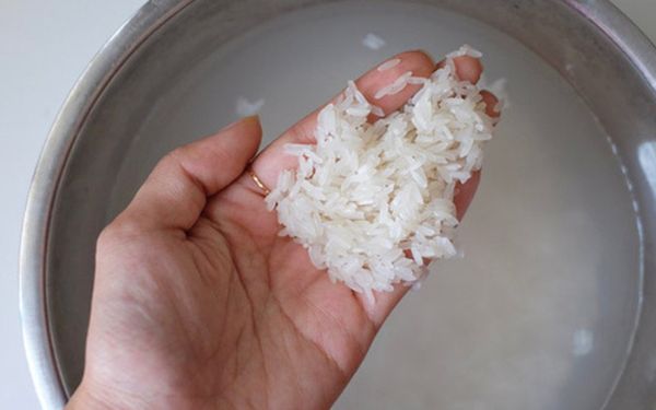 Ngâm gạo trước khi nấu cơm