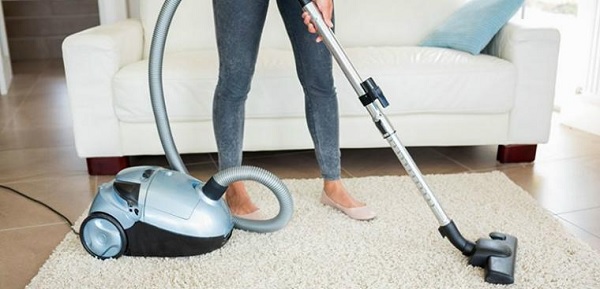 Máy hút bụi là giải pháp được nhiều người sử dụng để xử lý tóc rụng trong nhà