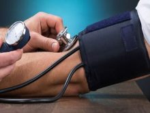 Nên đo huyết áp tay nào và tư thế đo huyết áp đúng tiêu chuẩn