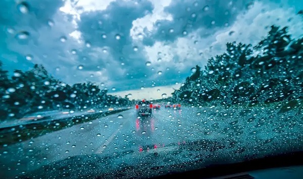 Lái xe khi trời mưa bạn nên kiểm tra trước hành trình di chuyển của mình