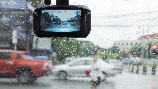 Sử dụng camera, gương chiếu hậu để giữ khoảng cách an toàn với các xe trước và sau