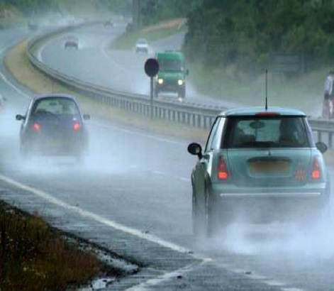 Kinh nghiệm lái xe trời mưa an toàn