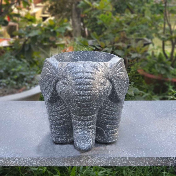 Mẫu chậu xi măng hình chú voi con nhỏ nhắn xinh xắn chắc chắn sẽ khiến cho khách ghé thăm cảm thấy thú vị với tạo hình bắt mắt và mới lạ.