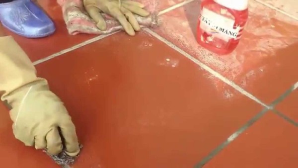 Tẩy sơn trên nền gạch đỏ