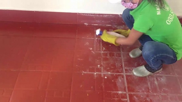 Vệ sinh nền gạch đỏ có dính xi măng sau khi thi công