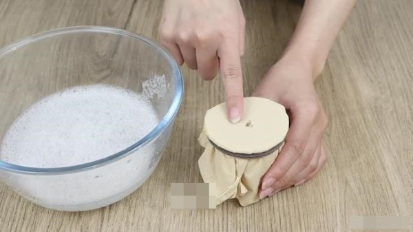 Sử dụng bột giặt và muối để làm sạch