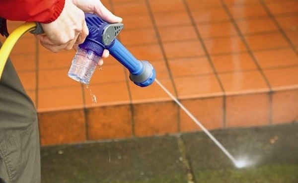 Làm sạch nền gạch đỏ bằng súng vòi phun