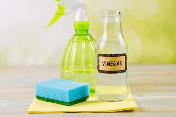 Dùng giấm để làm sạch nền gạch đỏ