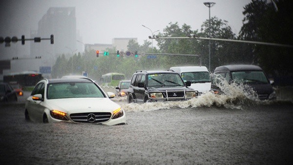 Cẩn trọng khi lái xe vùng ngập nước