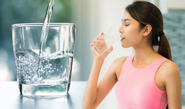 Uống nhiều nước để làm mát cơ thể