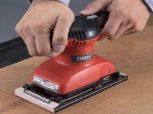 máy chà nhám maktec mt921
