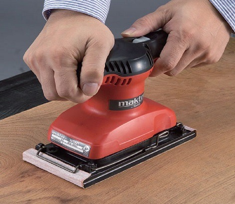 máy chà nhám maktec mt921