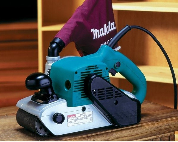 Máy chà nhám Makita 9403 làm việc với công suất 1200W