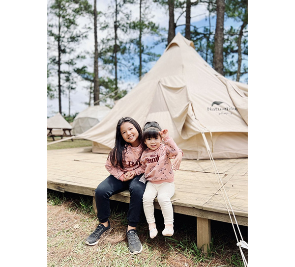 Hai con gái của Jennifer Phạm trong chuyến glamping ở Đà Lạt. Ảnh: Jennifer Phạm